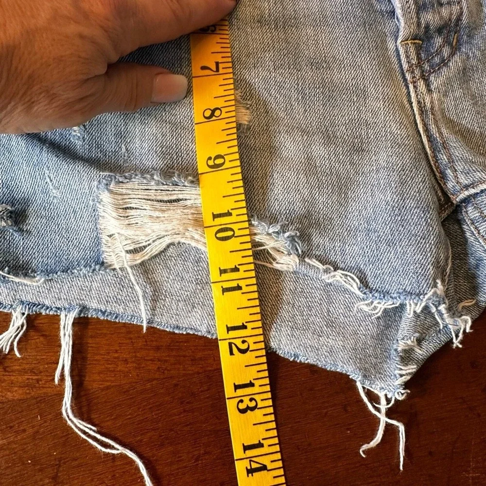 We The Free NWOT‎ Distressed Denim Cutoff Shorts Light Wash Button Fly Raw Hem